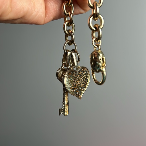 Heart and key gold tone charm bracelet 9” - Picture 9 of 12